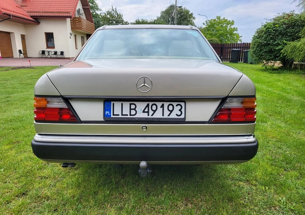 Mercedes-Benz W124 (1984-1993) cena 28000 przebieg: 424000, rok produkcji 1992 z Jastrowie małe 301